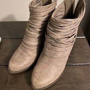 Fergalicious Stylish Tan Ankle Boots for Women size 8, pre-lived, comfortable